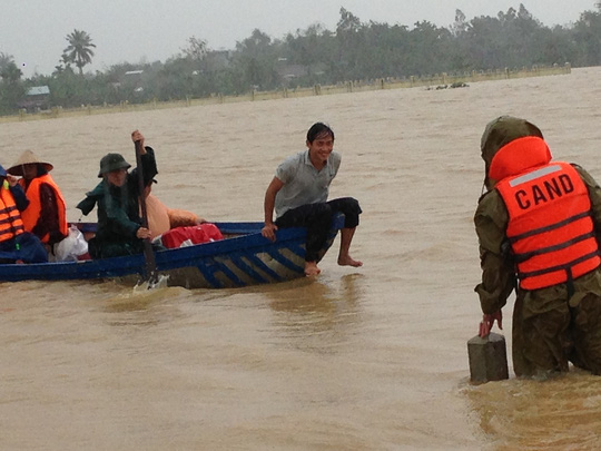 Quảng[-]Nam:[-]Công[-]an[-]vượt[-]lũ[-]dữ[-]đưa[-]thai[-]phụ[-]đi[-]sinh